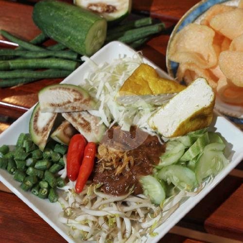 Karedok + Lontong menu Lotek Mutiara, Buahbatu