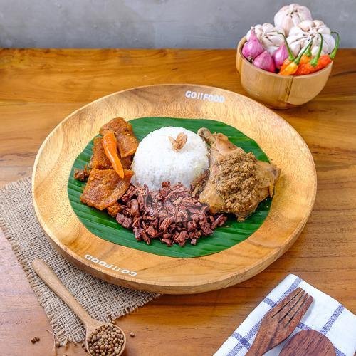 Nasi Gudeg + Krecek + Sayap + Telur menu Gudeg Yu Djum, Mayjend Sutoyo