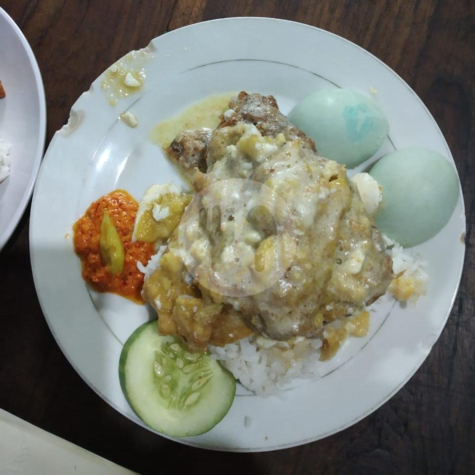 Ayam Telur Asin menu Kantin Raos Echo, Kampus UNS
