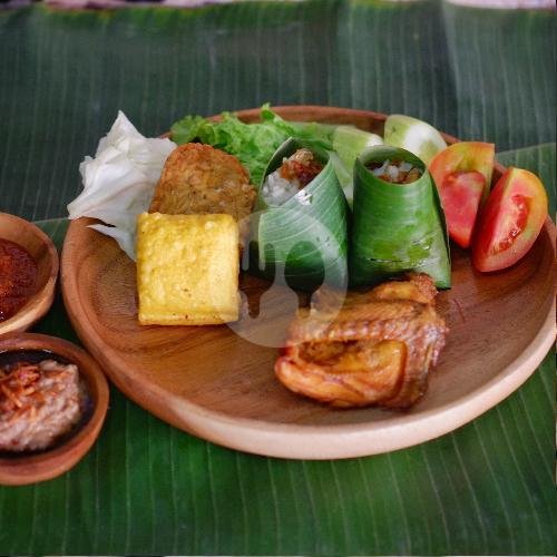 Es Teh Tawar menu Kedai Zainal Fanani 1967, Radio Dalam