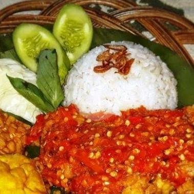 Ayam Geprek+Nasi+Lalapan menu Ayam Geprek Dan Penyetan Ambyar, Letnan Tori Subiantoro