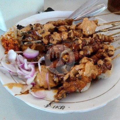 Sate 7 tusuk + Lontong menu Sate Ayam Ponorogo Pak Ika 2, Nusukan, Banjarsari