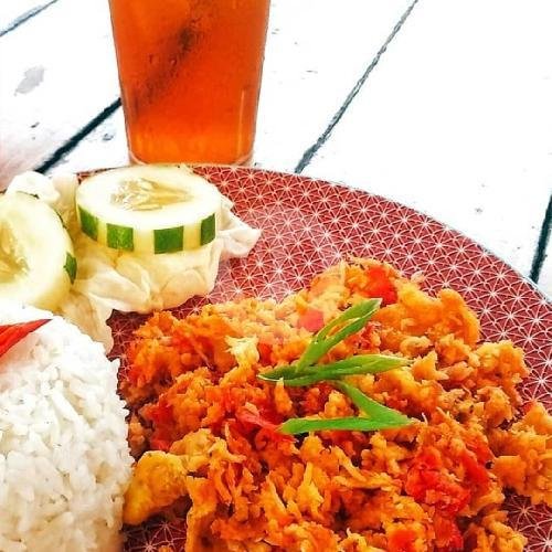 Paket Nasi Ayam Paha Bawah / Pethung Penyet + Kremes Kangkung + Lalapan + Es Teh menu Ayam Goreng Tulang Lunak Mbak Titik, Sriwedari