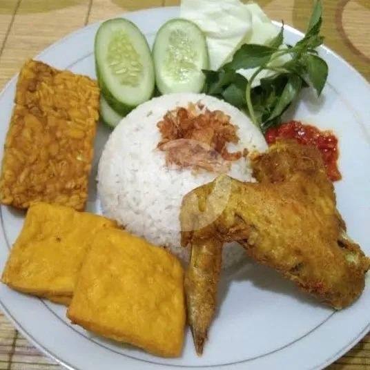Nasi Paha Atas Tahu Tempe Es Teh menu Ayam Penyet Bandung Pak Ranto, Jebres