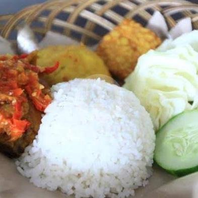 Ayam Penyet (tanpa Nasi) menu Ayam Bakar Bu Emi, Bumi Asri