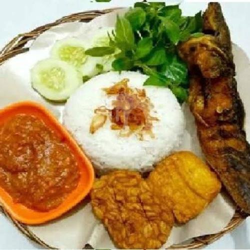 Ayam Goreng menu Spesial Sambal Penyet Mas Agung, Ngablak