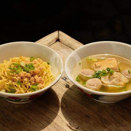 Sop Buntut + Nasi menu Wale Bandung ( Yamien, Baso ), Cigadung