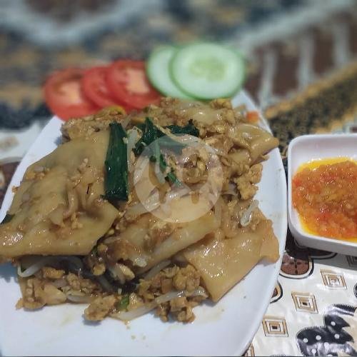 Kwetiaw Goreng Pangsit Isi Ayam menu Mie Goreng dan Pangsit Goreng Dema, Sirnarasa