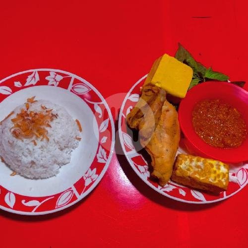 Nasi Ayam Goreng menu Warung Moro Seneng