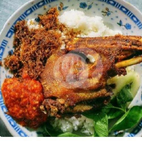 Review Nasi Bebek Goreng Purnama Aliwafa: Antara Rasa dan Pelayanan di Cengkeh Malang