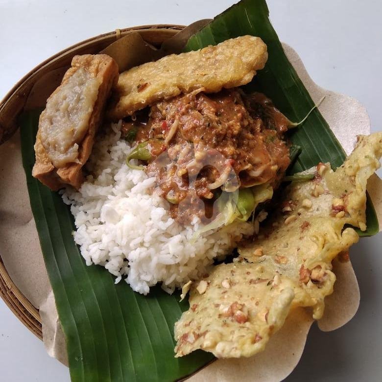 Telur menu Pecel Kremes Madiun, Lowokwaru