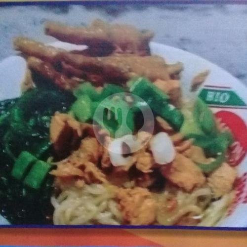 Mie Ayam Bu Tuti: Nostalgia Rasa yang Menggugah Selera di Tegal Timur