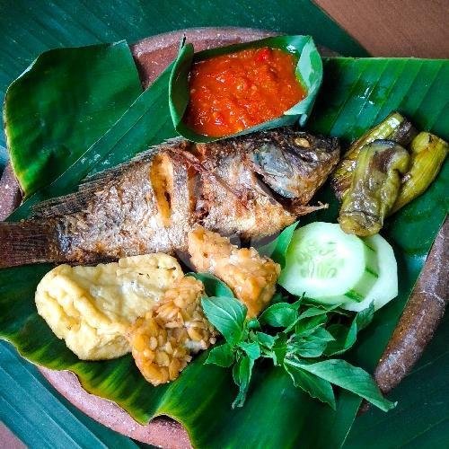 Sate Ayam + Nasi menu Sate Ayam Mak Tirah, Simokerto