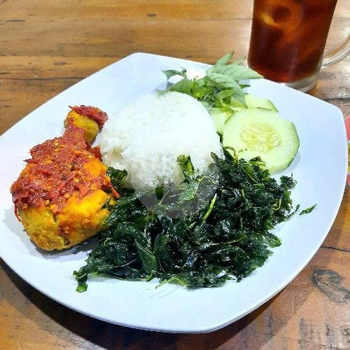 Ayam Kampung Ingkung Plus Ati Ampela Asli menu Ayam Goreng Tulang Lunak Mbak Titik, Sriwedari