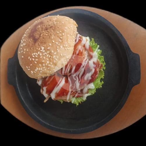 Chiken Steak Burger + Kentang dan Salad menu Kuy Steak Tebet, Perkantoran Melly