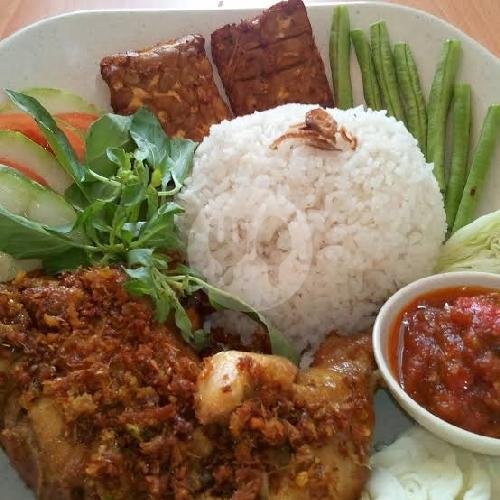 Nasi Ayam + Telor Penyet menu Penyetan mbak Nur Wonocolo