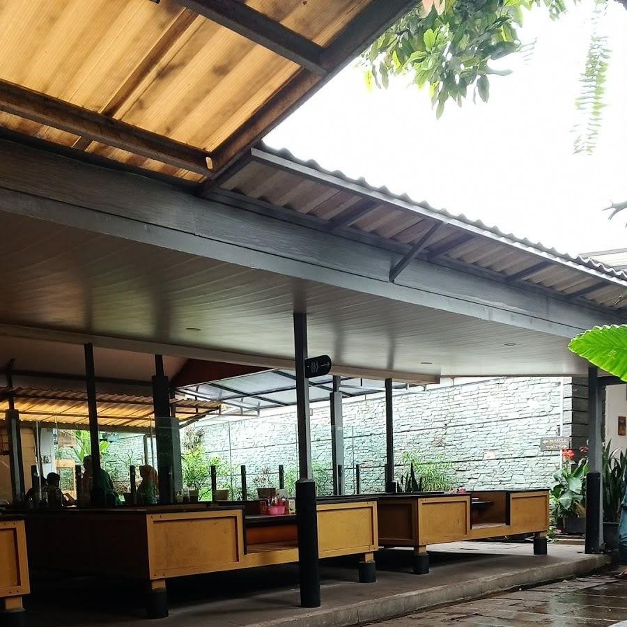 Rumah Makan Baso Sapi Panghegar, Holis