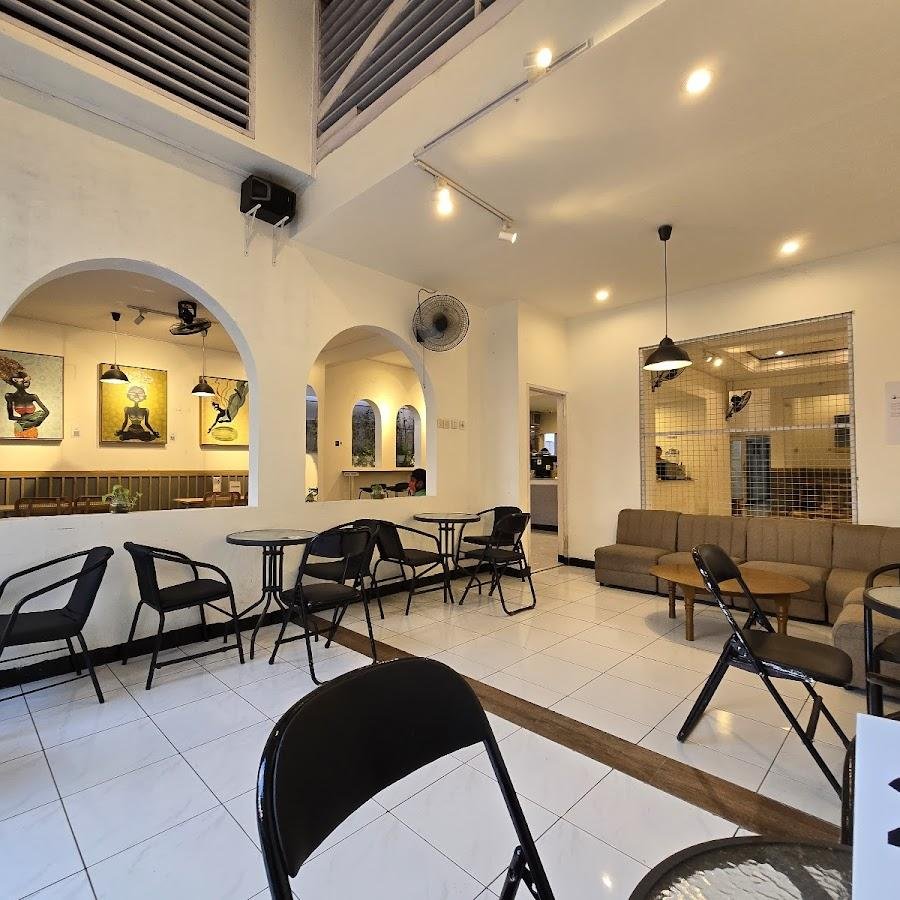 Paragraf Coffe & Eatery, MT Haryono
