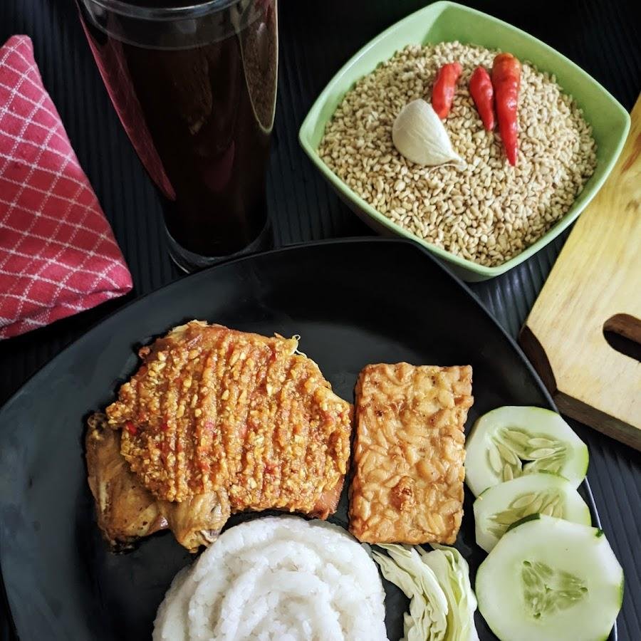 Ayam Gepuk S N, UNS