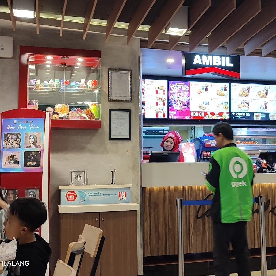 KFC, SPBU Padang
