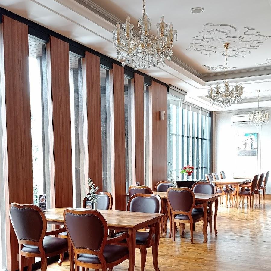 Petit Paris Boulangerie and Bistro, Kotabaru