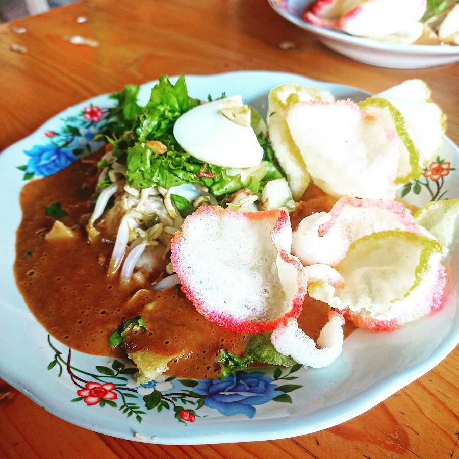Kupat Tahu Magelang Mbak Rini, Vila Dago