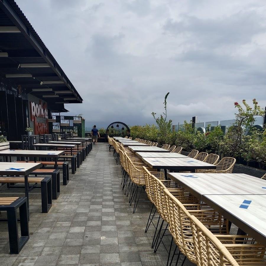Pork and Barrel, Klojen