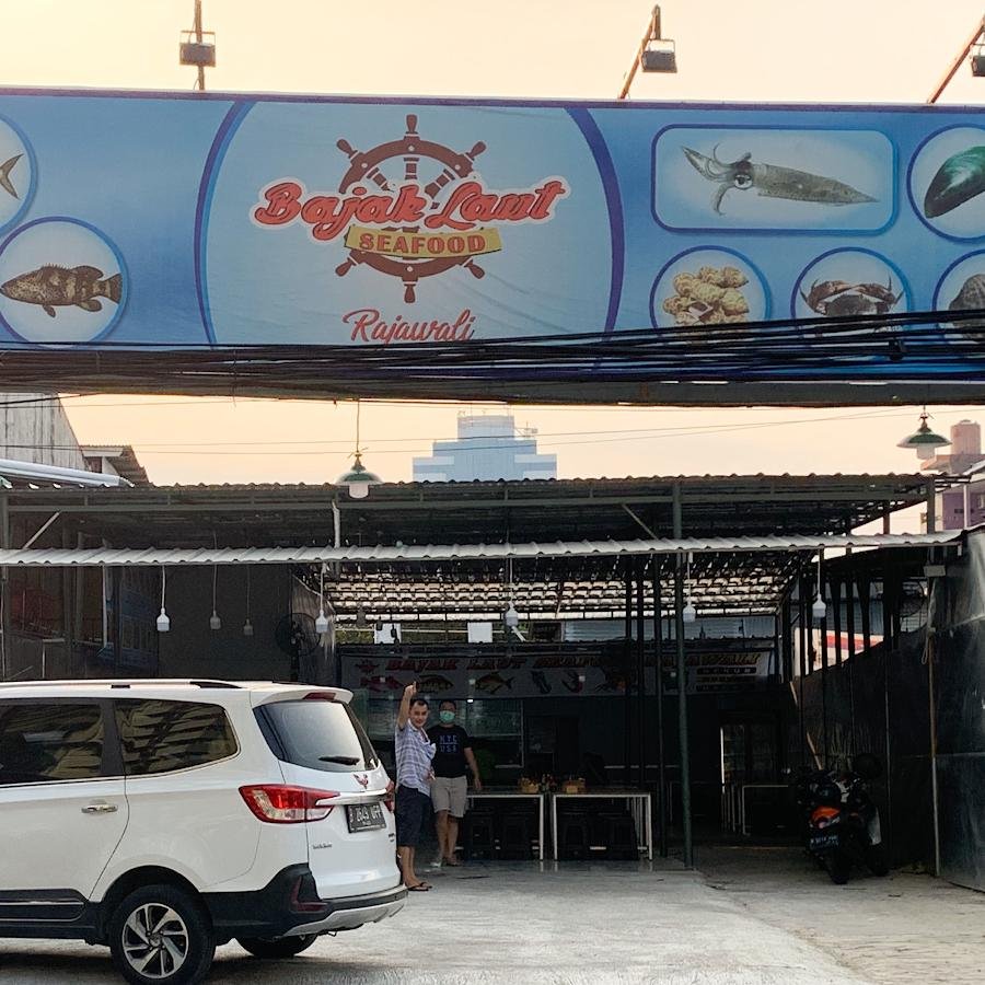 Bajak Laut Seafood Rajawali, Rajawali Selatan 1