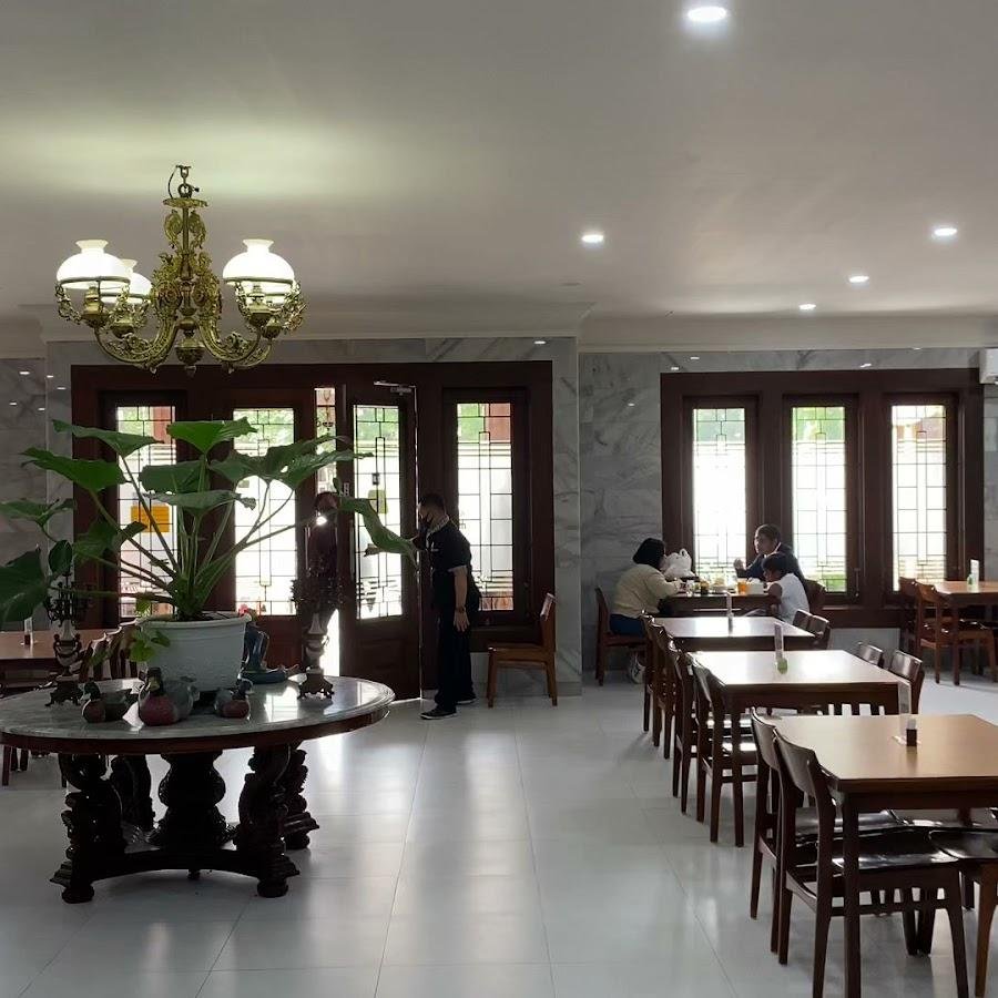 Ayam Goreng Ny Suharti, Pemuda