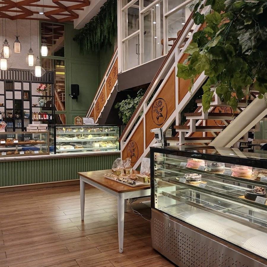 Ratu Osing Bakery And Resto, Jln A Yani No 65 Banyuwangi
