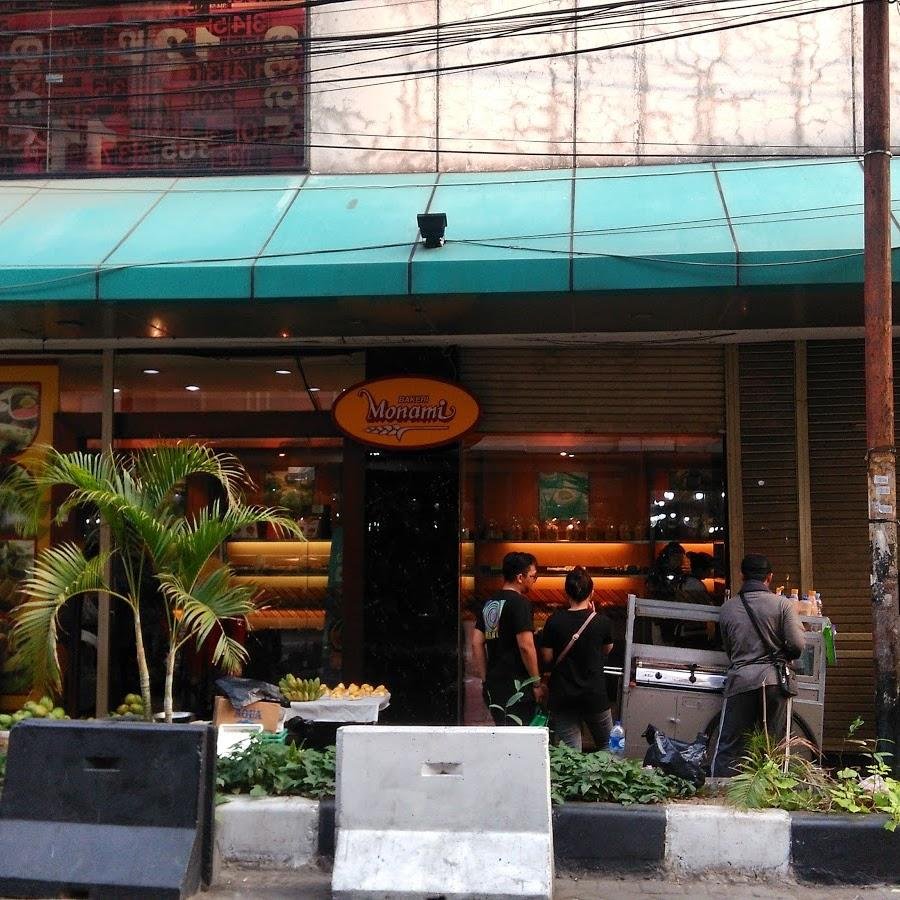 Monami Bakeri, Pasar Baru