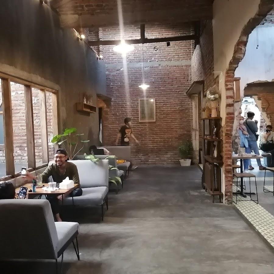 Albirru Coffee & Eatery, Hos Cokroaminoto