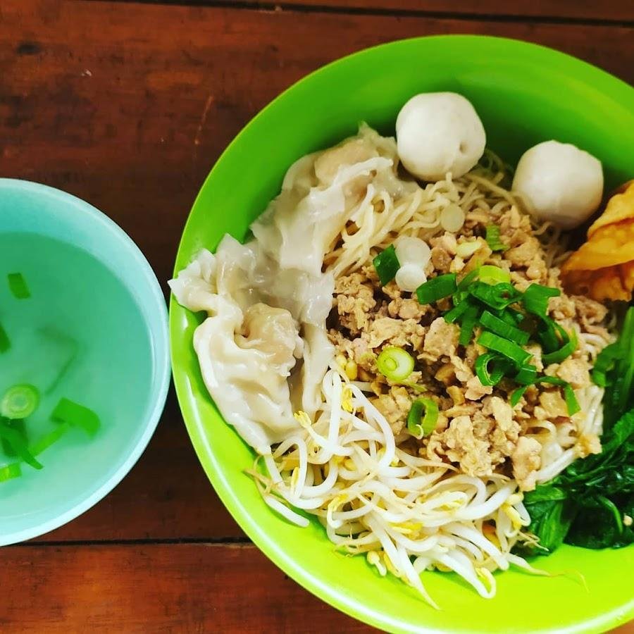 Mie Ayam Dan Pempek Palembang Nyenyes 2, Bali