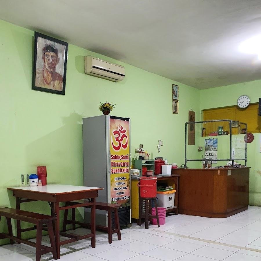 Ayam Goreng & Burung Dara, Pahlawan