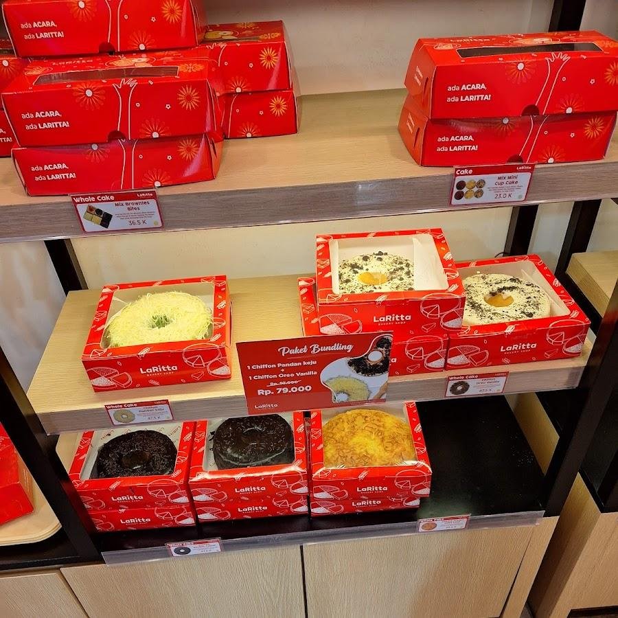 Laritta Bakery, Stasiun Pasar Turi