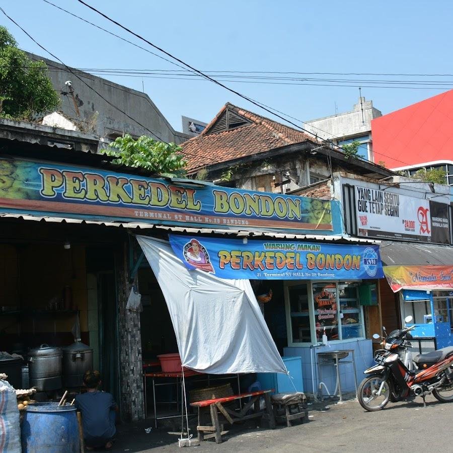 Warung Nasi Perkedel Bondon, Stasiun Hall