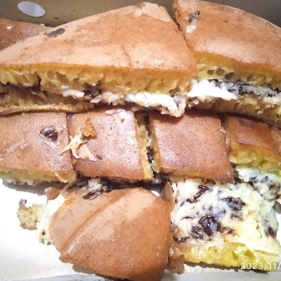 Holmen Martabak & Terang Bulan Kutisari