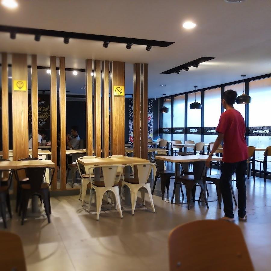 Richeese Factory, Spazio