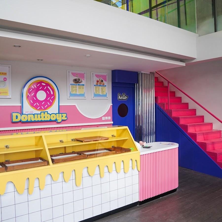 Donut Boyz Cafe, Jl. Dr Cipto Mangunkusumo