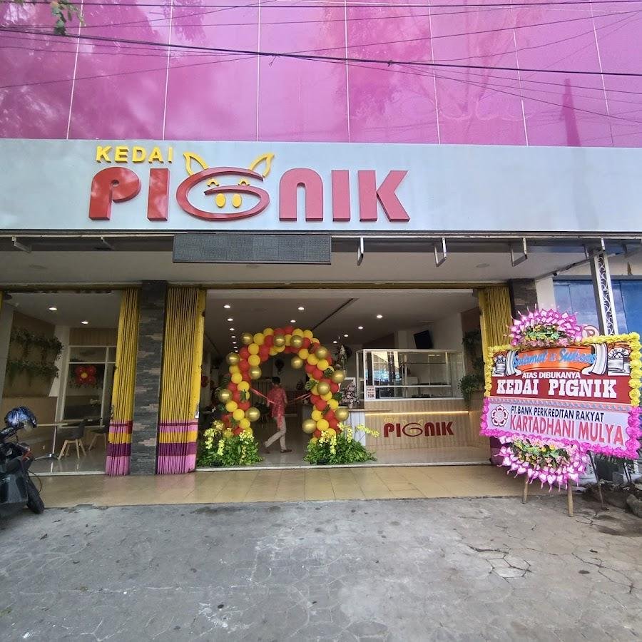 Kedai Pignik, Sraten