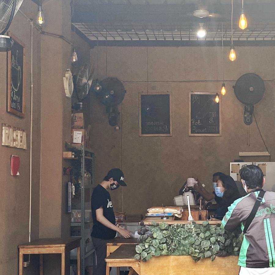 Roti Bakar Penyet Khas Bangka dan Es Kopi Susu, Kedai Rasea, Binus