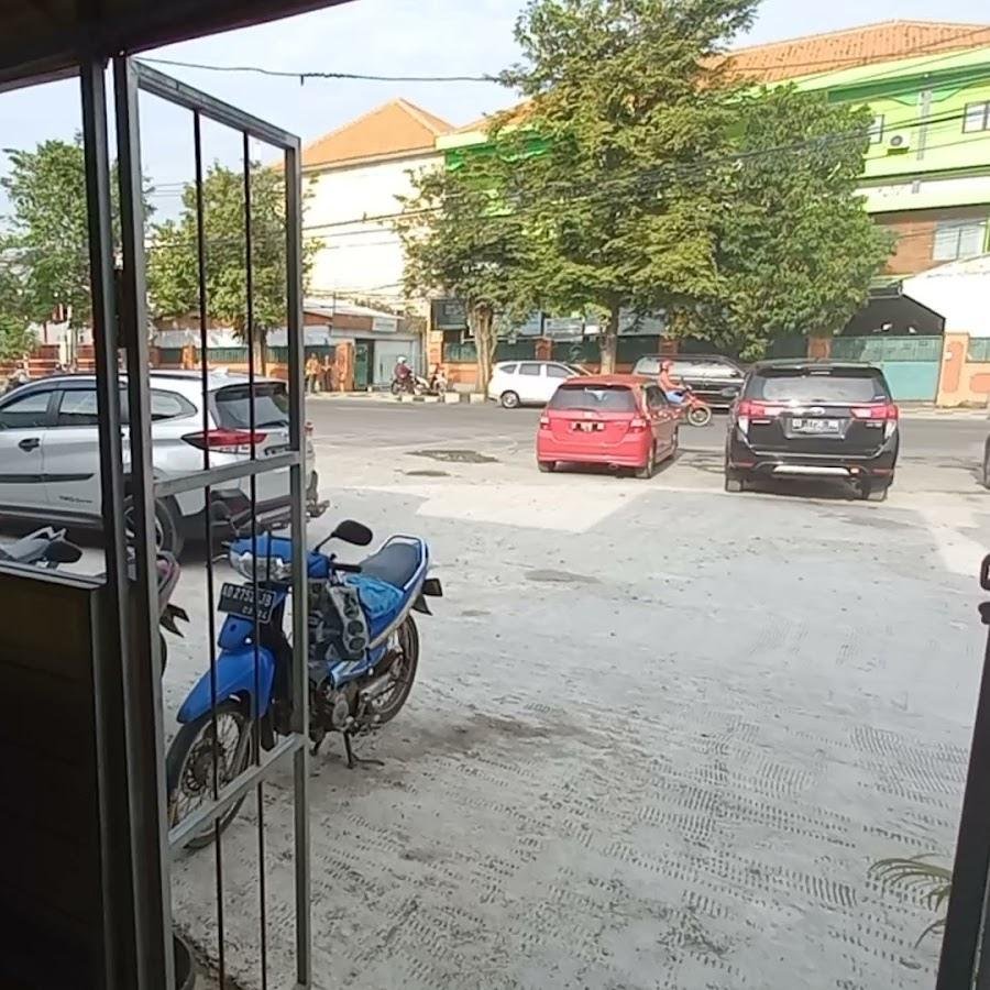 Mie Kopyok Pak Dhuwur, Stadion