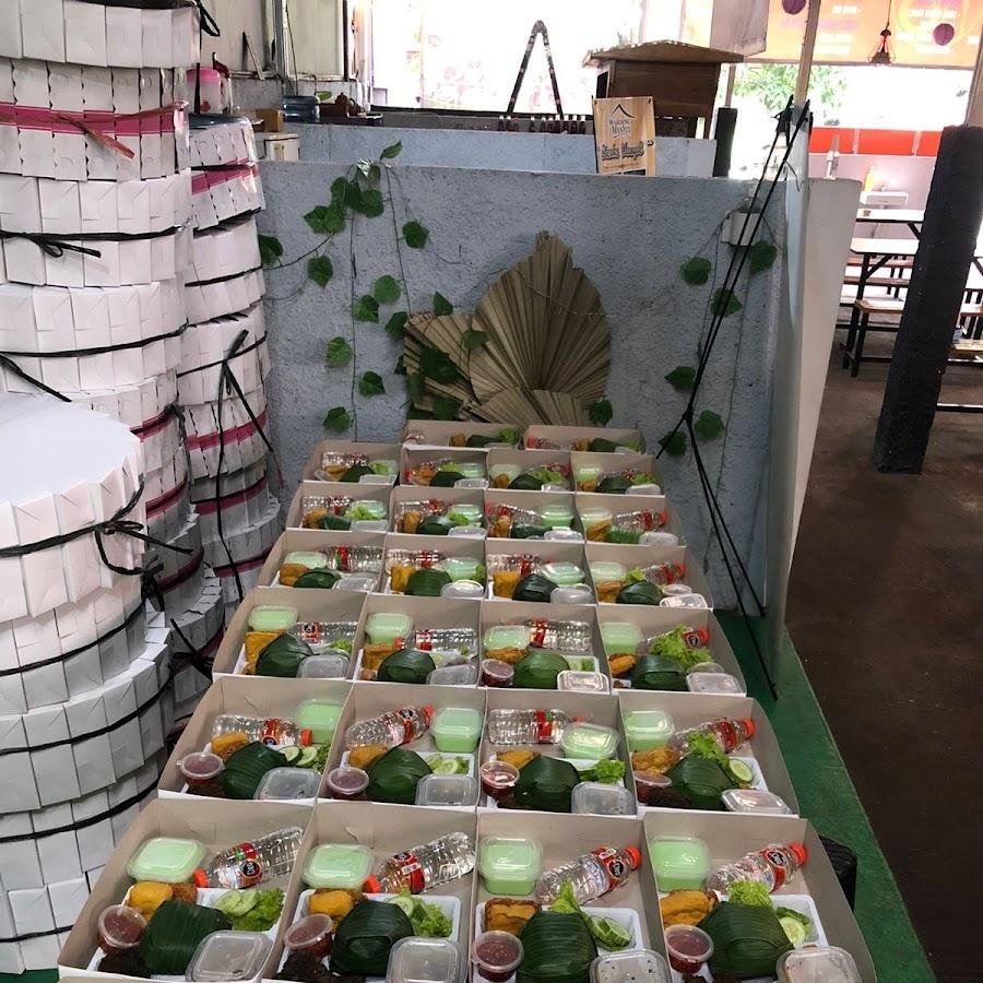 Waroeng Soto Manyul, Disamping Apotek