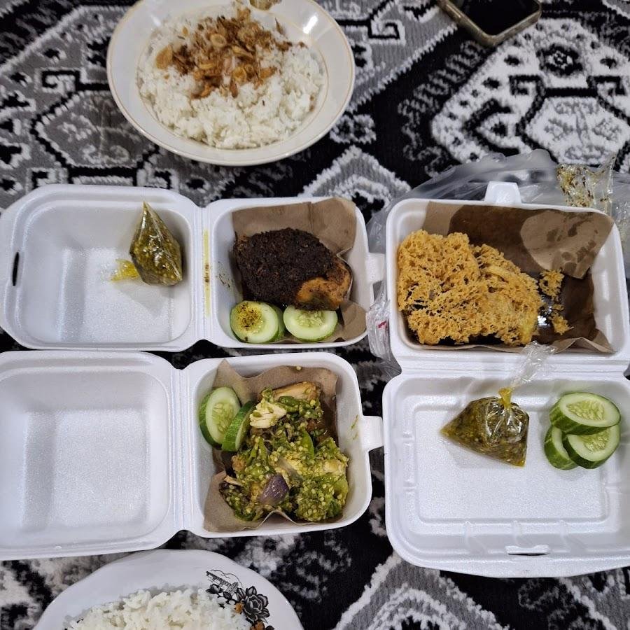 Ayam Goreng Bumbu Hitam Madura 'Bu Anna', Gg. Buntu Desa Adi Dharma