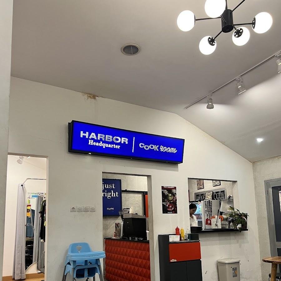 Cookroom By Harbor, Plemburan