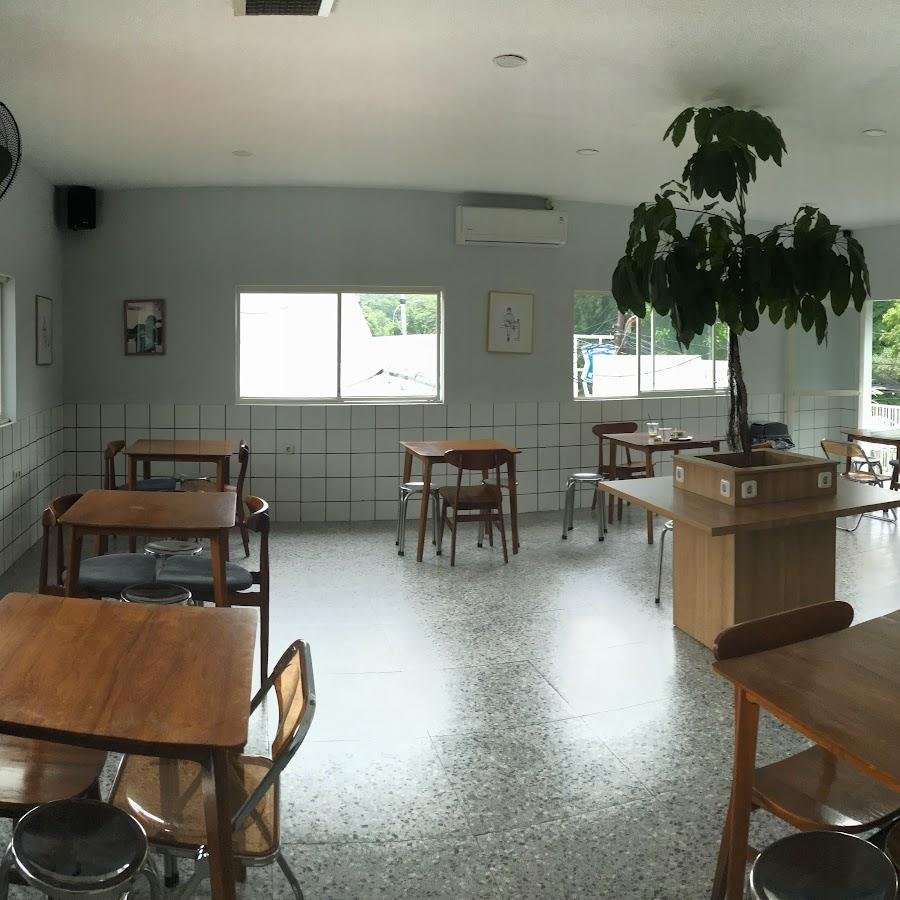 Kopi Titik Koma, Tenggilis