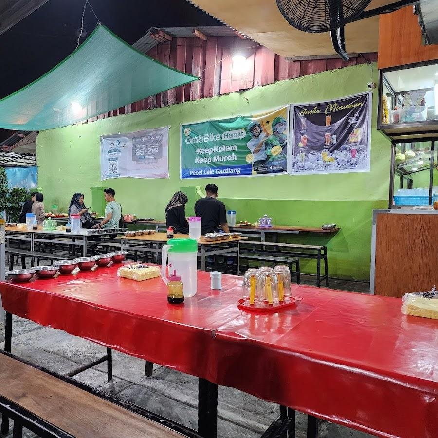 Pecel Lele Gantiang, Padang Timur