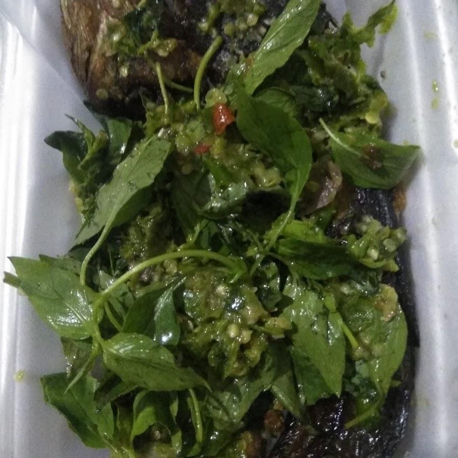 Warung Lalapan Ibu Siti Surabaya, Sebelah Masjid Assyukur