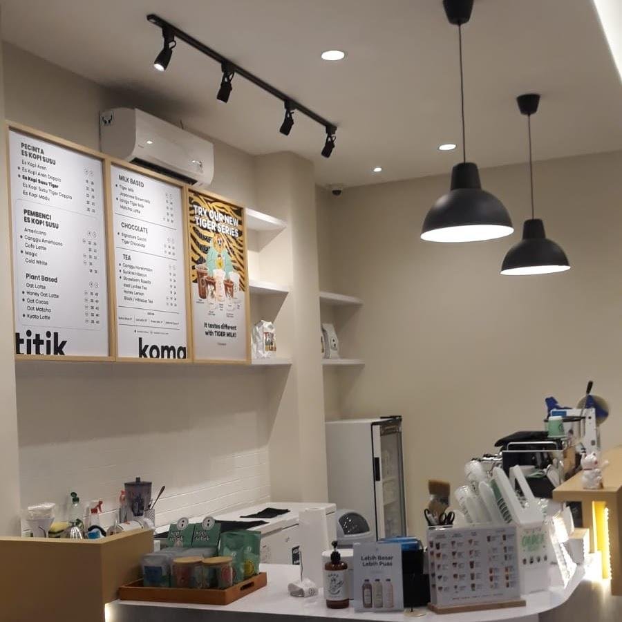 Kopi Titik Koma, Kemanggisan