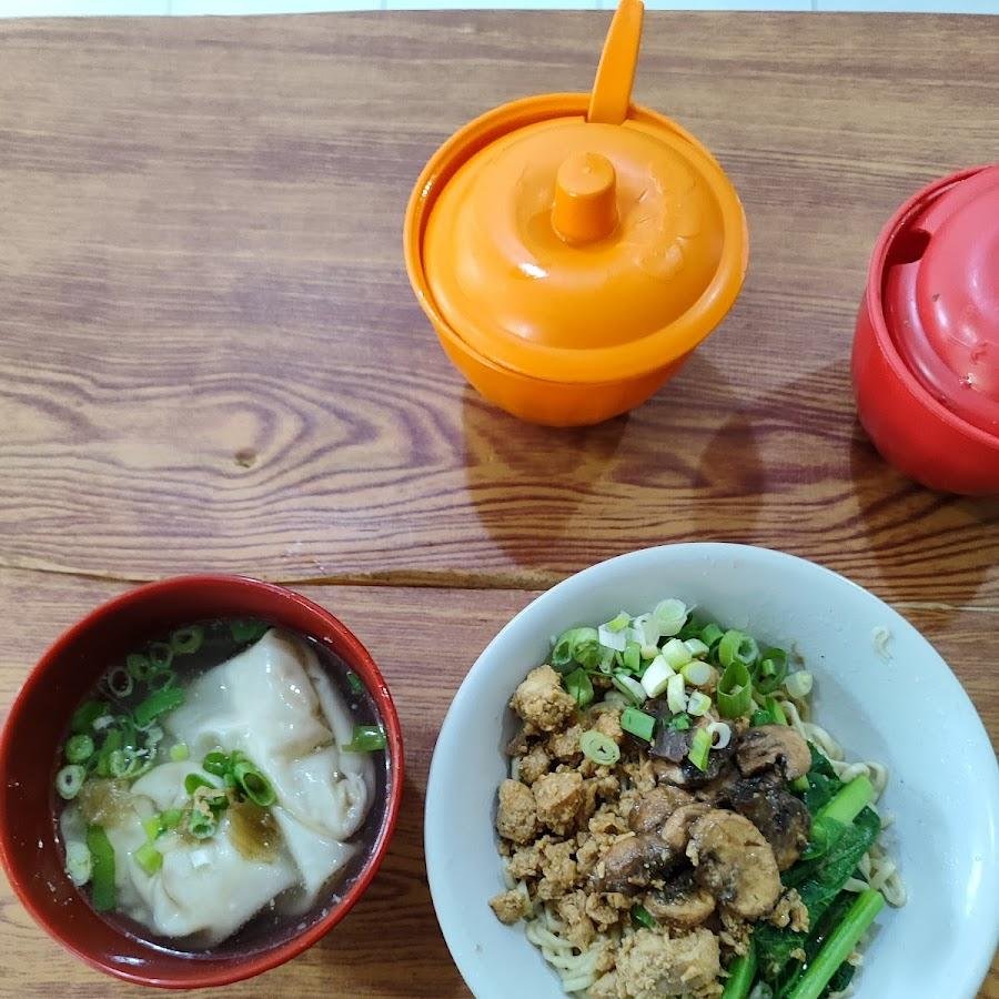 Mie Ayam Jakarta 99, Panggung